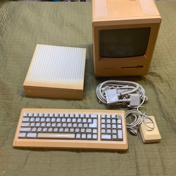 Macintosh Plus 1Mb and Hard Disk 20SC - Picture 1 of 12